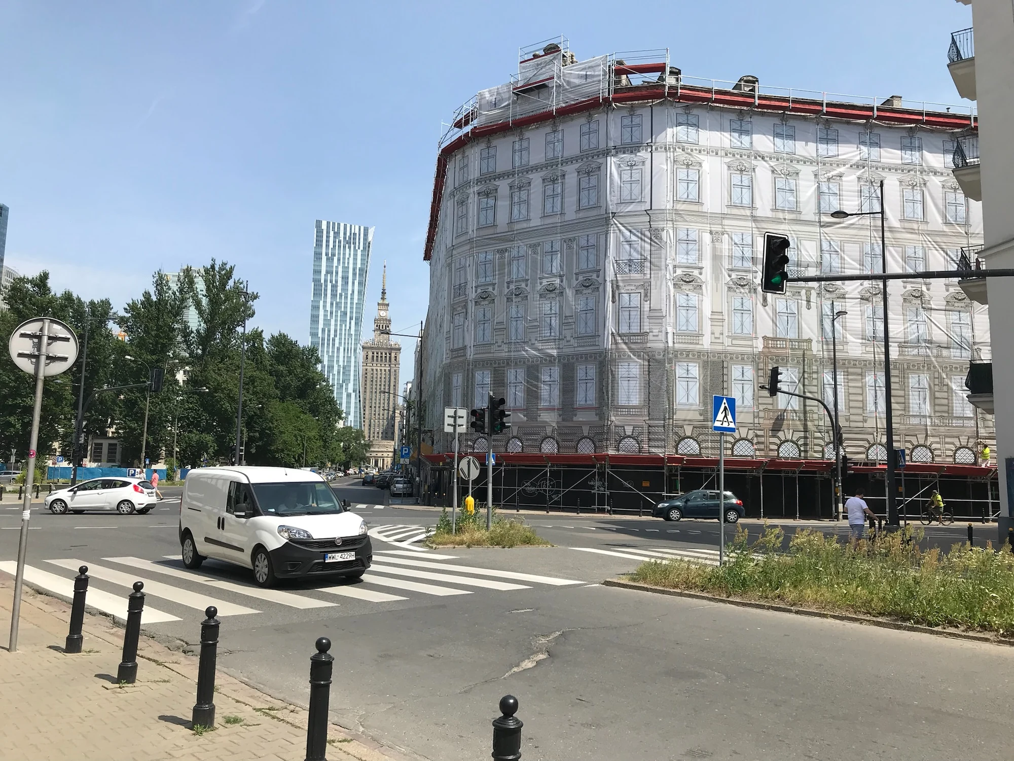 Druk wielkoformatowy — oklejenie rusztowania budynku