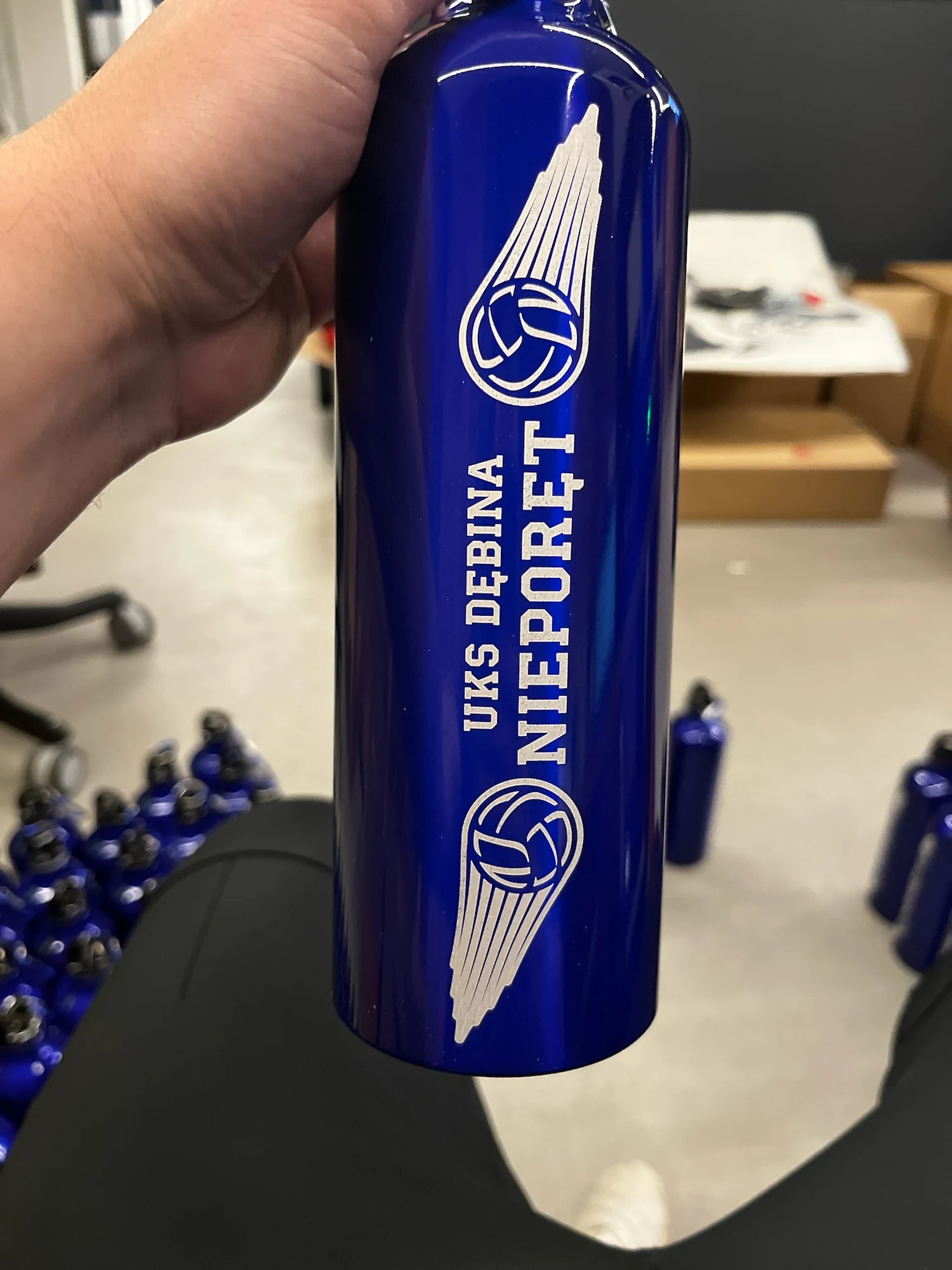 Butelka aluminiowa z grawerem logo — gadżet reklamowy