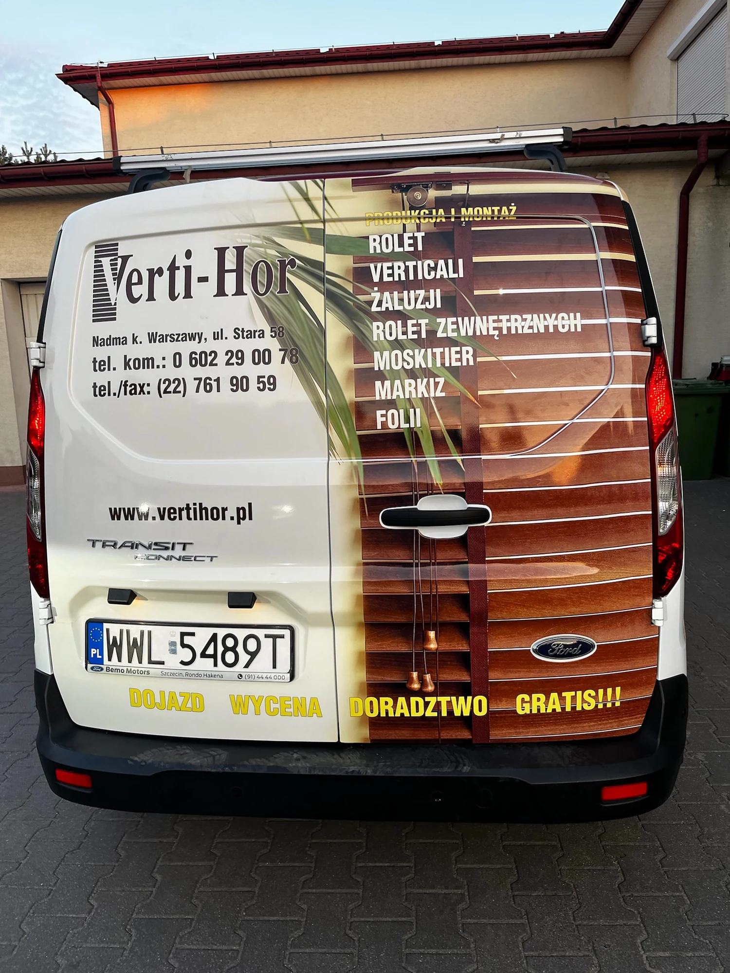 Szczegół oklejenia busa Vancargo — logo i numery