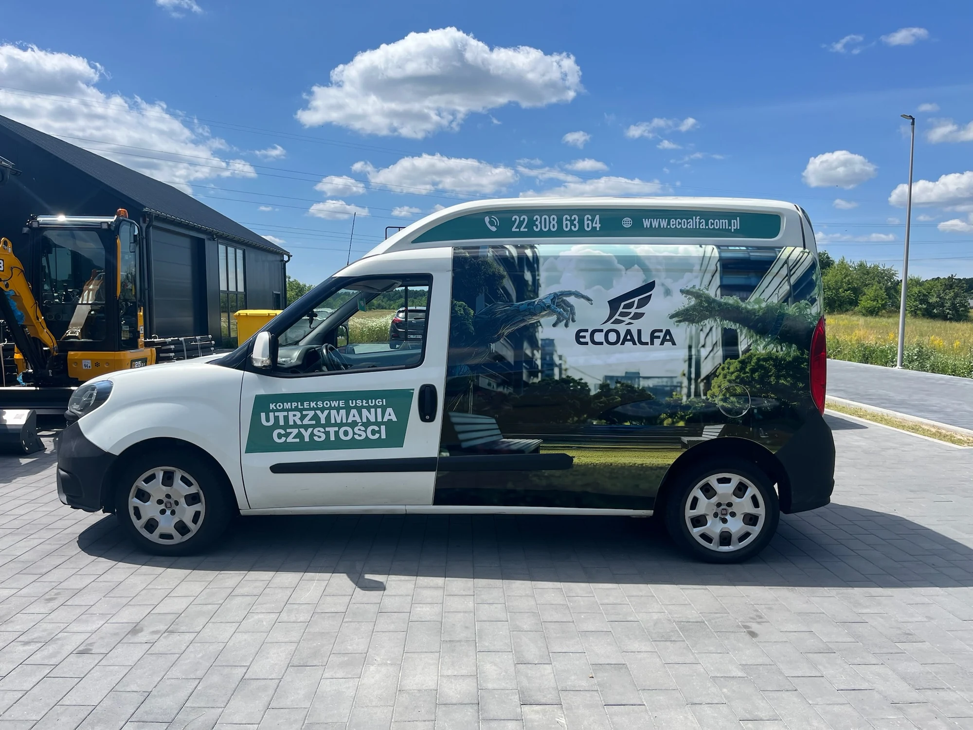 Oklejony van Ecoalfa — branding floty